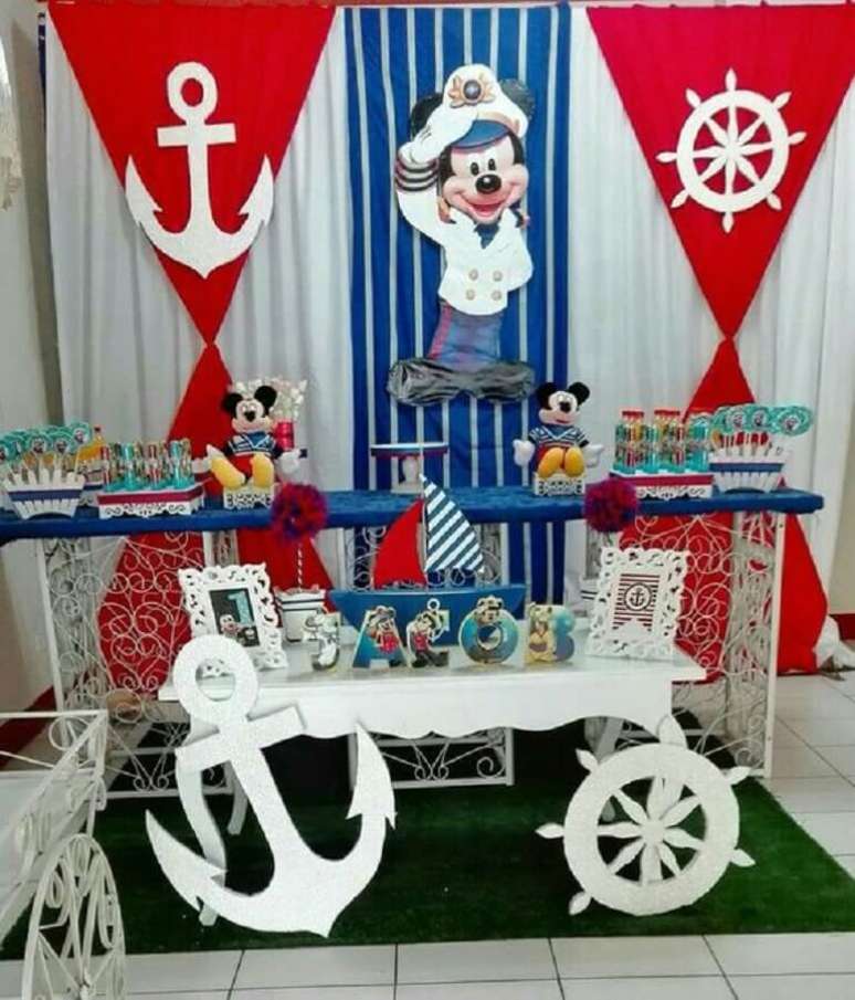 55. Decoração para festa infantil do Mickey marinheiro – Foto: Pinosy