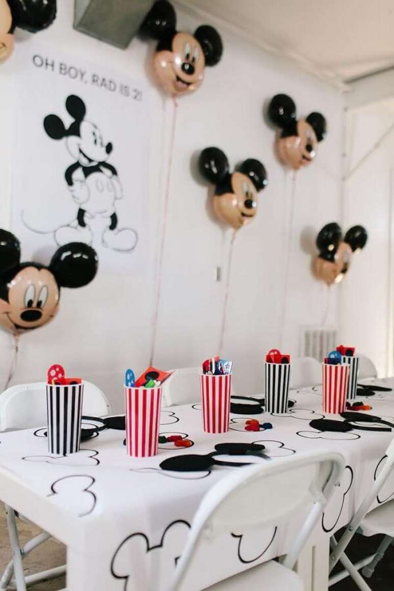56. Invista em bal&otilde;es com o rostinho do personagem para a decora&ccedil;&atilde;o da festa simples do Mickey &ndash; Foto: 321achei