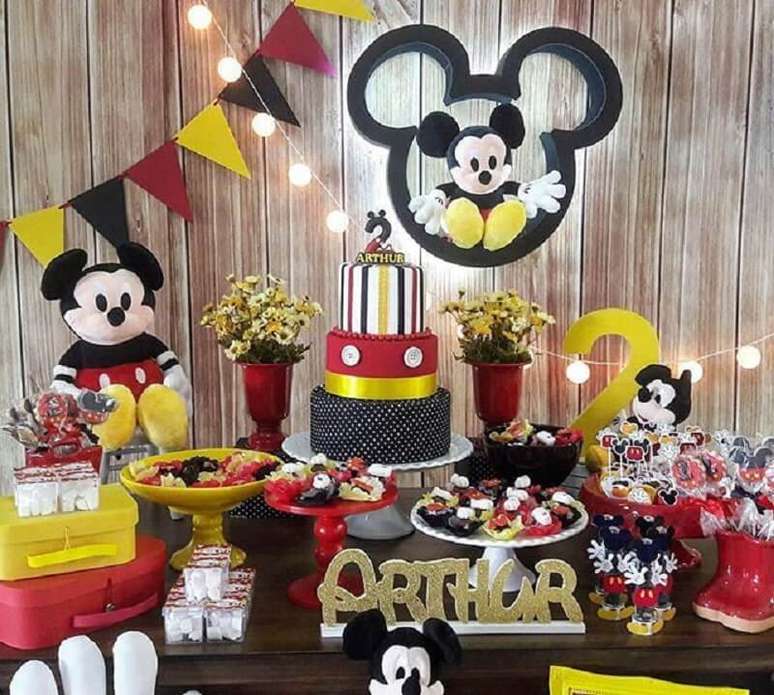 57. Decoração para festa simples do Mickey – Foto: Pinterest