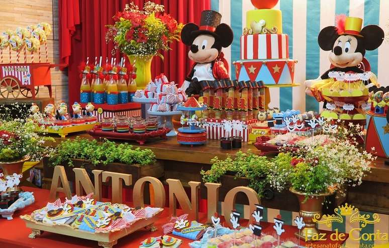 61. Decoração para mesa do bolo na festa circo do Mickey – Foto: Happy Birthday World