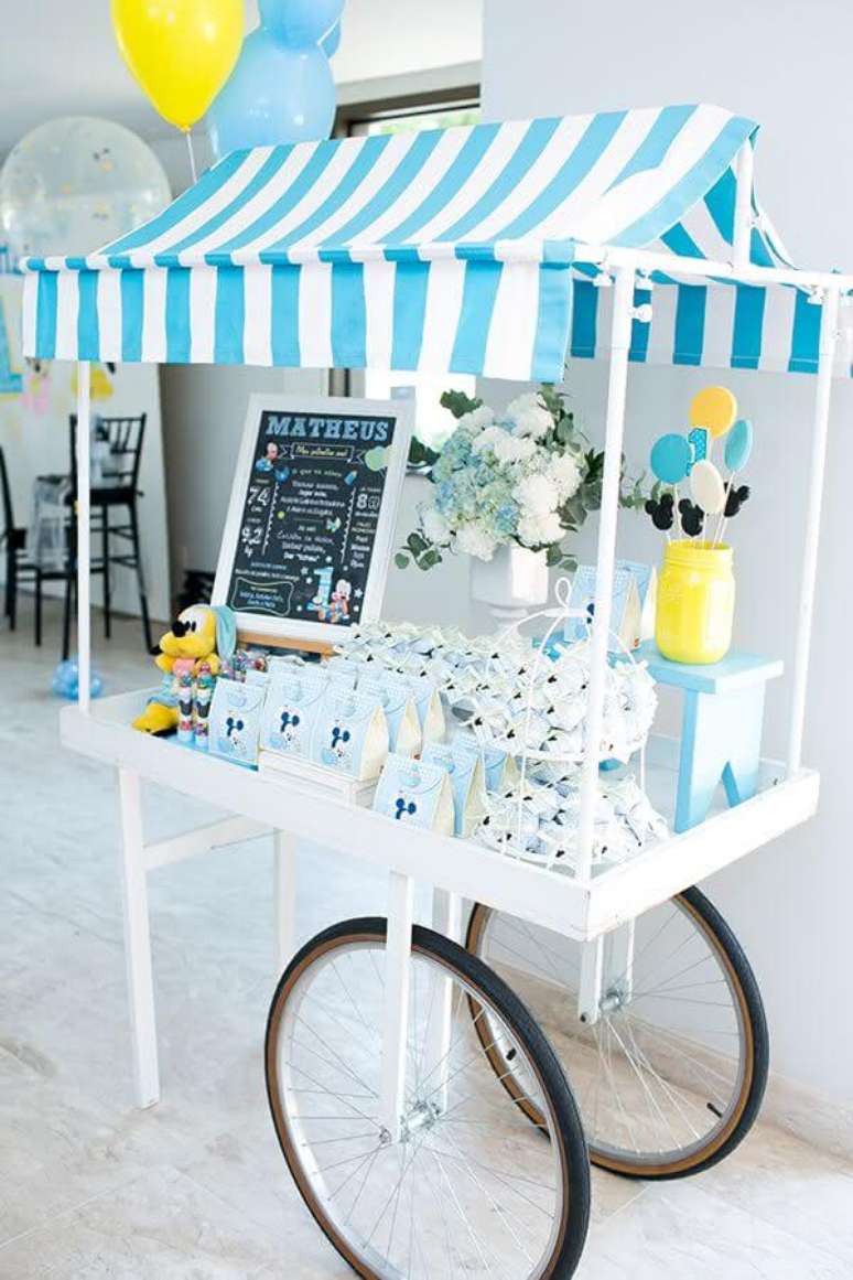 64. Carrinho de lembrancinhas decorado para festa do Mickey baby &ndash; Foto: Pinosy