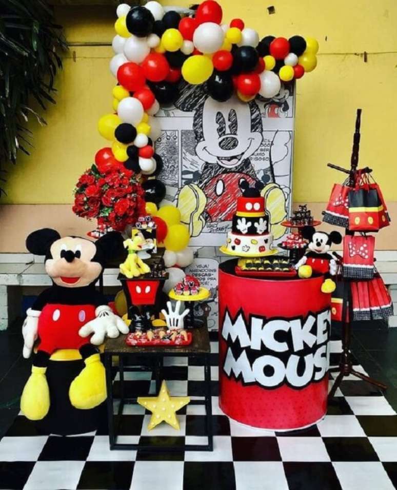 71. Ideia para festa do Mickey decorada em cores tradicionais – Foto: Eventyas