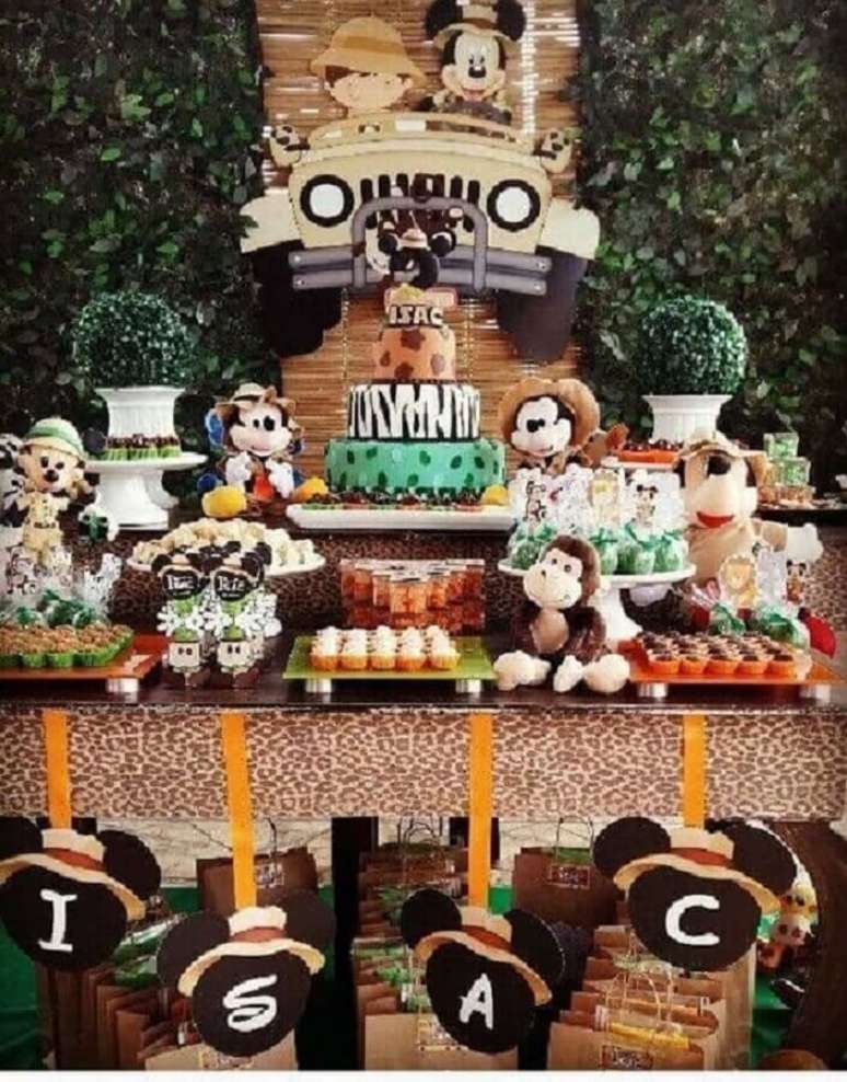 74. Linda decora&ccedil;&atilde;o para mesa de festa do Mickey safari &ndash; Foto: Pinosy