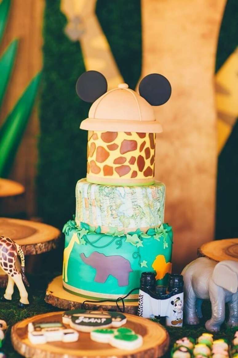 75. Lindo bolo personalizado com animal print para festa do Mickey safari – Foto: Little Wish Parties