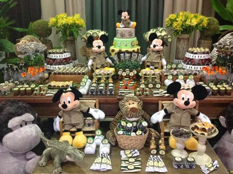 76. Utilize bonecos do personagem para a festa do Mickey safari – Foto: Blog Encontrando Ideias