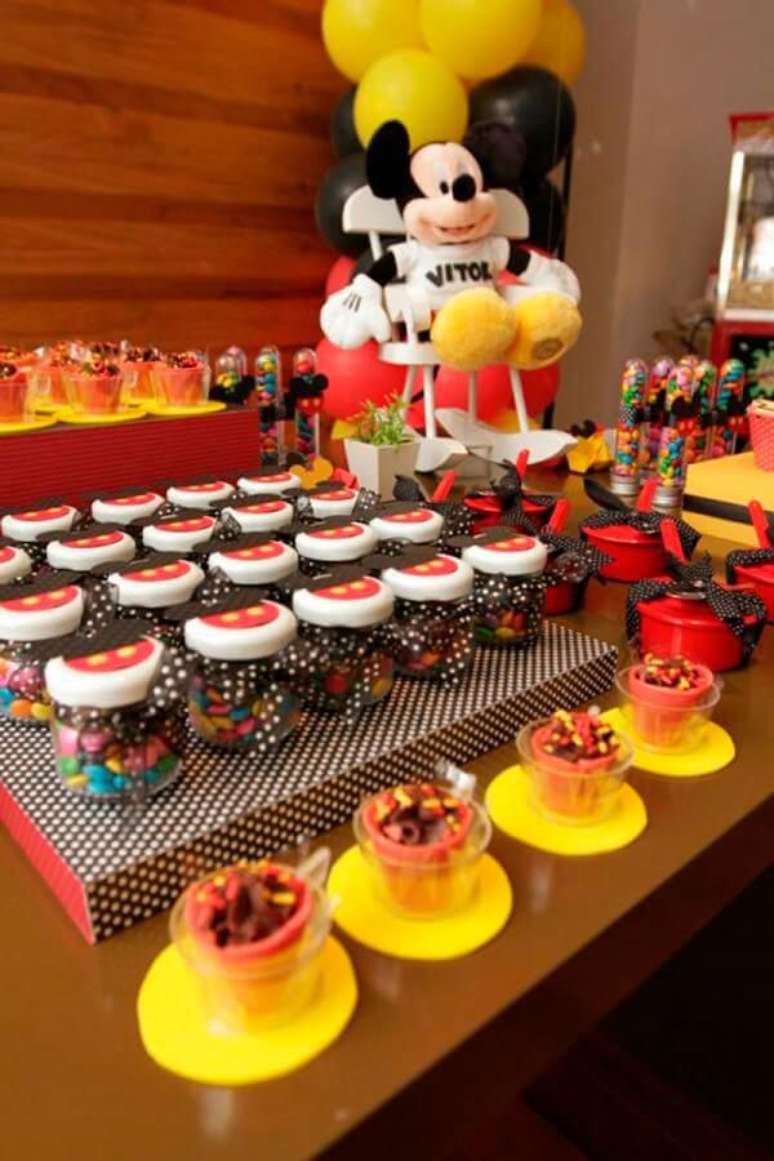 77. Mesa de docinhos decorada para festa infantil do Mickey &ndash; Foto: 321achei