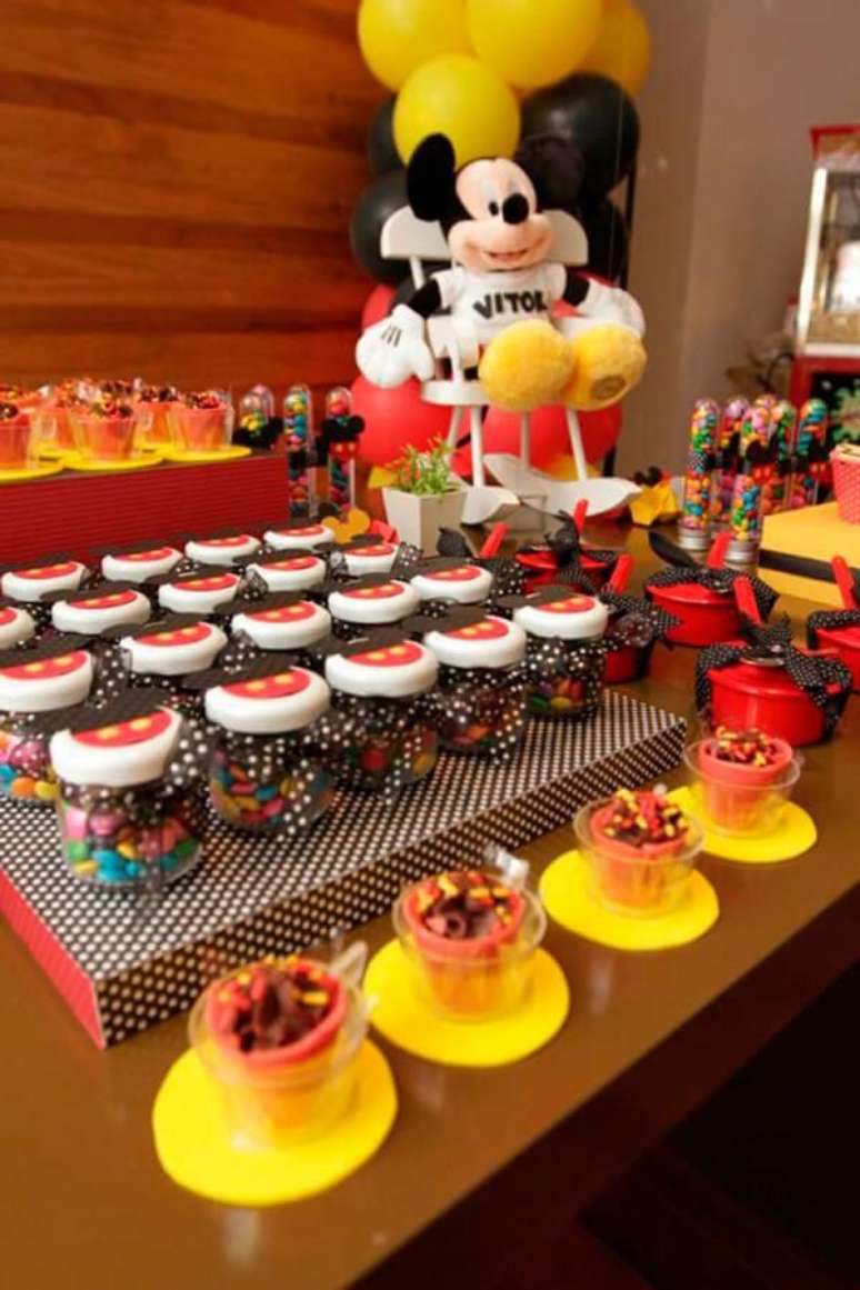 77. Mesa de docinhos decorada para festa infantil do Mickey – Foto: 321achei