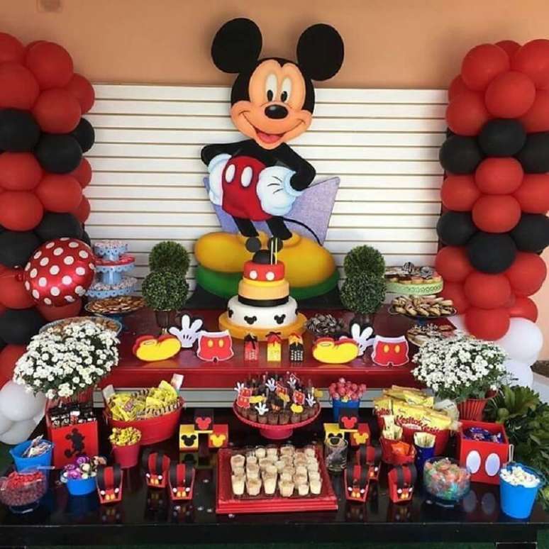 78. Mesa de doces decorada para festa infantil do Mickey Mouse – Foto: Pinterest