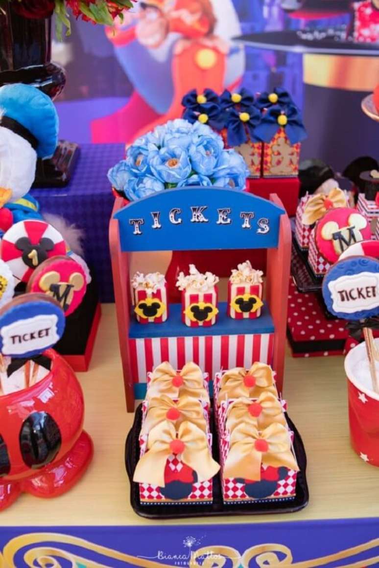 80. Detalhes para decoração de mesa em festa circo do Mickey – Foto: Bianca Mattos