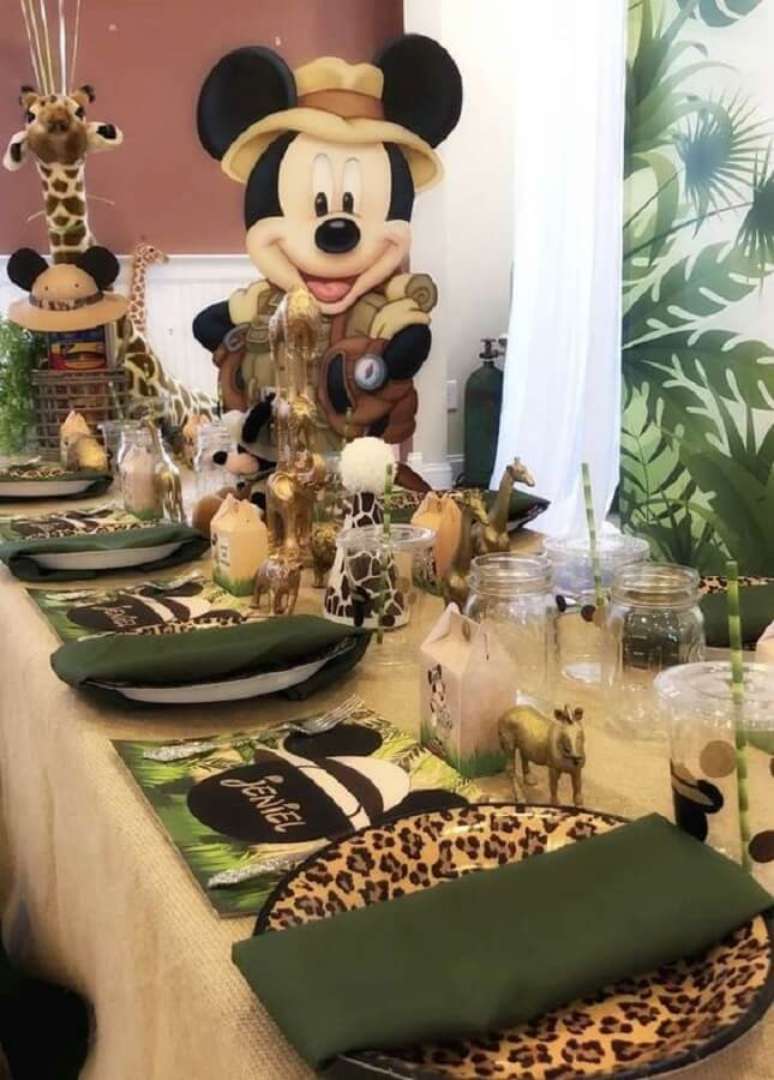 81. Mesa de convidados decorada com tema festas do Mickey safari – Foto: Catch My Party