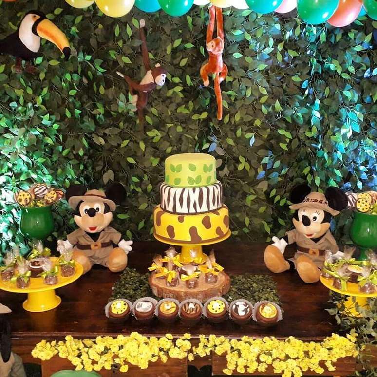 6. Painel de folhagem para decoração de festa do Mickey safari – Foto: Pinosy