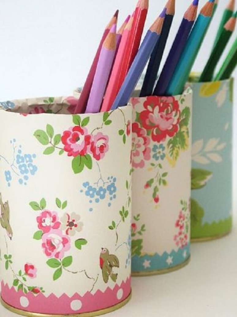 17. Porta lápis decorado com a técnica de decoupage em tecido. Fonte: Casando Sem Grana
