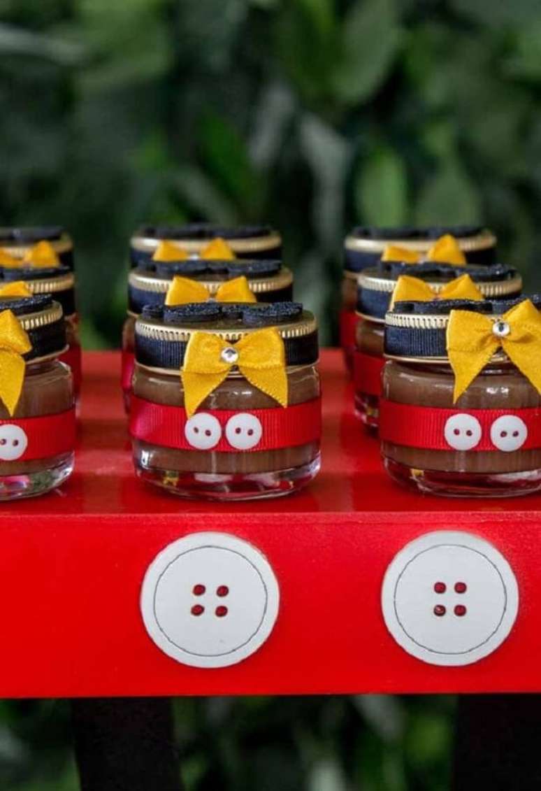 85. Potinhos de doces personalizados de lembrancinhas para festa do Mickey Mouse – Foto: Pinosy