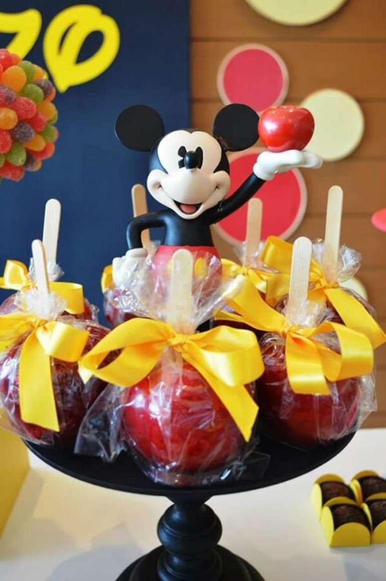 86. Prato de maçã do amor para festa turma do Mickey – Foto: Pinterest