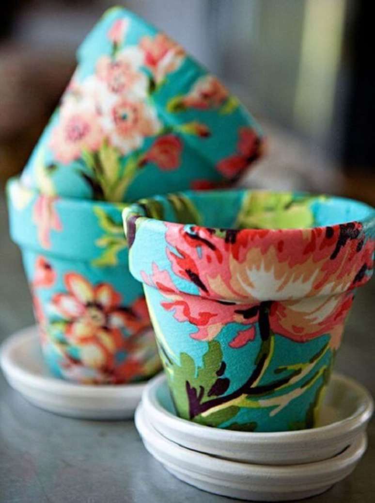 8. Essa técnica em tecido decora os vasos. Fonte: Pinterest