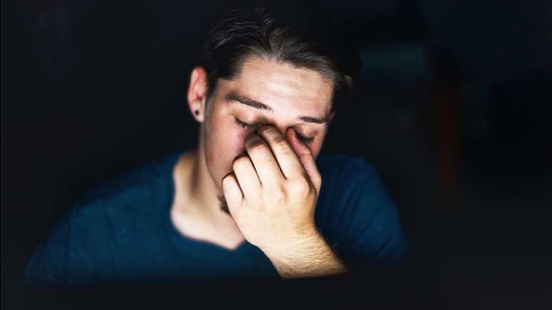 Uma tela no modo escuro tende a cansar menos os olhos do usuário