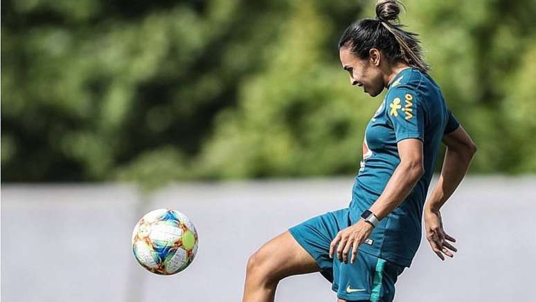 Após tratar lesão por 11 dias, Marta volta a treinar no campo visando o Mundial