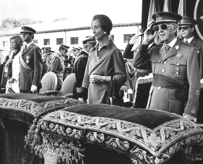 O general ditador Francisco Franco, ao lado de sua mulher, Carmen Polo, em cerimônia em 1975