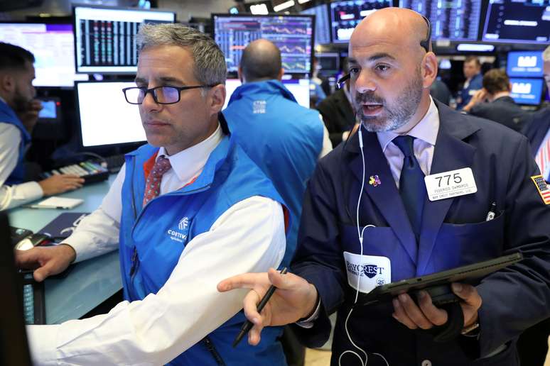 Operadores observam cotações na Bolsa de Valores de Nova York. 03/06/2019. REUTERS/Brendan McDermid