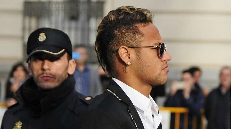 Neymar já estampou as páginas policiais por acusação de sonegação de imposto quando foi transferido do Santos para o Barcelona, em 2013