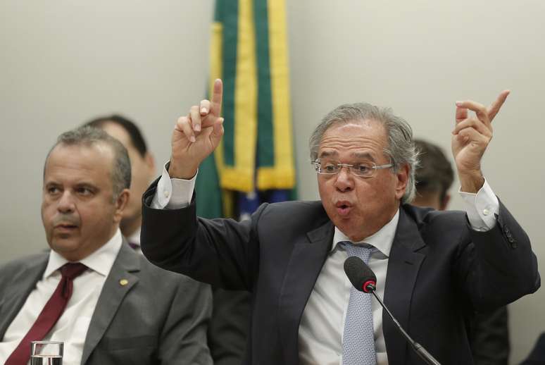 Ministro da Economia, Paulo Guedes, ao lado do secretário especial de Previdência e Trabalho do Ministério da Economia, Rogério Marinho (esquerda), na Comissão de Finanças e Tributação da Câmara dos Deputados para a discussão da reforma da Previdência, na última terça-feira (04/06/2019)