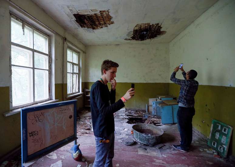 Turistas visitam escola infantil abandonada 