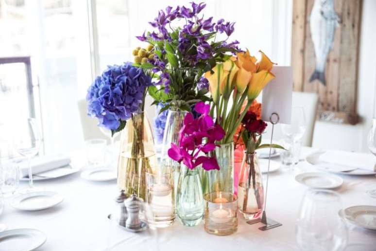33. As flores da primavera: hortênsias, violetas, rosas e tulipas decorando a mesa de jantar – Foto: Acqua Aroma