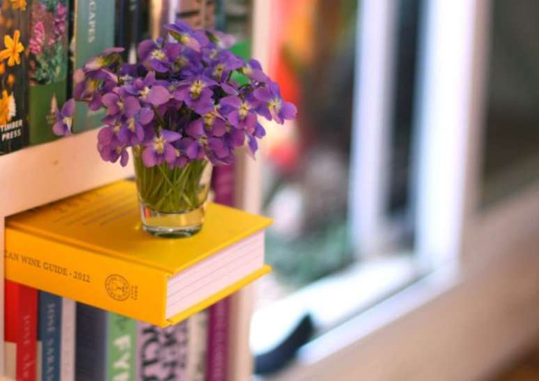 30. Violetas são as flores da primavera mais usadas para decorar os ambientes da casa. – Foto: JP Arquitetura