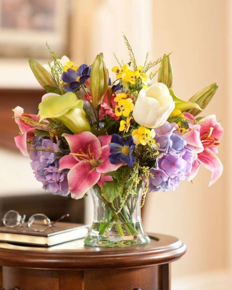 34. Diferentes flores da primavera para decorar a sala de estar – Foto: Grand Arc Design