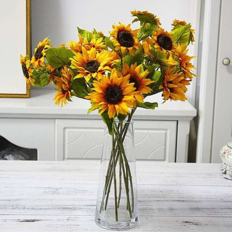 17. As flores da primavera do tipo Girassol são maravilhosas para vasos decorando a sala – Foto: Floral Florless
