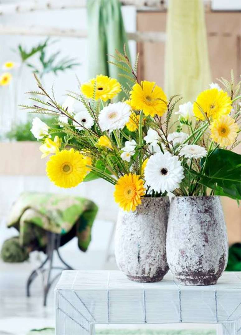 4. A gérbera nos tons de amarelo e branco proporcionam alegria no ambiente como flores da primavera – Foto: Pinterest