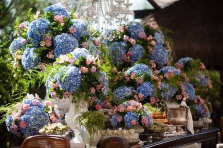 22. As diferentes tonalidades das flores da primavera do tipo hortênsia são perfeitas para a decoração! Foto: Tanus Saab Decorações