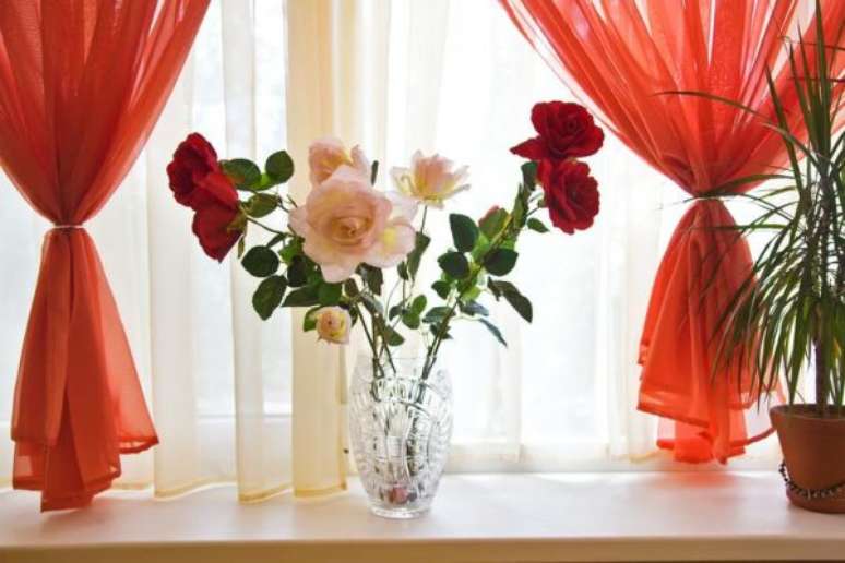 35. Rosas, as flores da primavera mais famosas, em diferentes tons na decoração da sala – Foto: Shutterstock