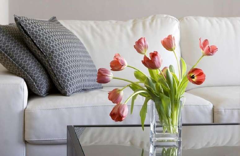 6. Tulipas são flores da primavera delicadas, aposte em ambientes fechados e de clima mais ameno, como a sala – Foto: Sydney Home Show