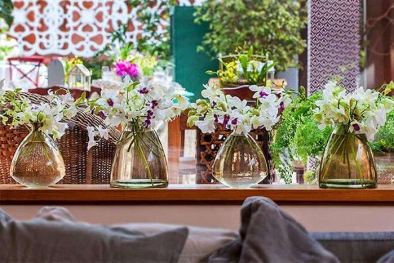 20. Vasos com flores da primavera decorando a sala de estar – Fotos de flores da primavera: Luiza Ribeiro
