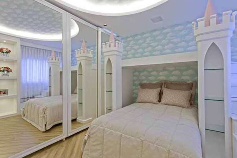 15- O quarto infantil planejado e personalizado em formato de castelo tem as portas do guarda roupa com revestimento de espelho. Fonte: Iara Kilaris