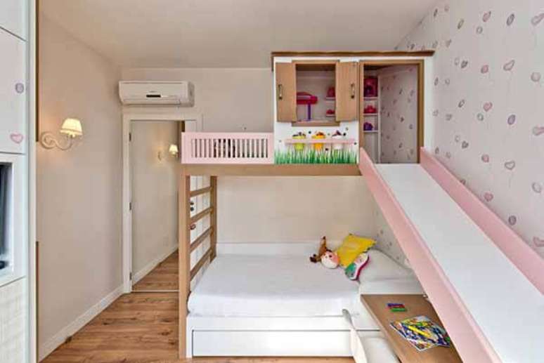 18- O quarto infantil planejado tem sobre a cama uma casinha para abrigar os brinquedos. Fonte: Espaço do Traço Arquitetura