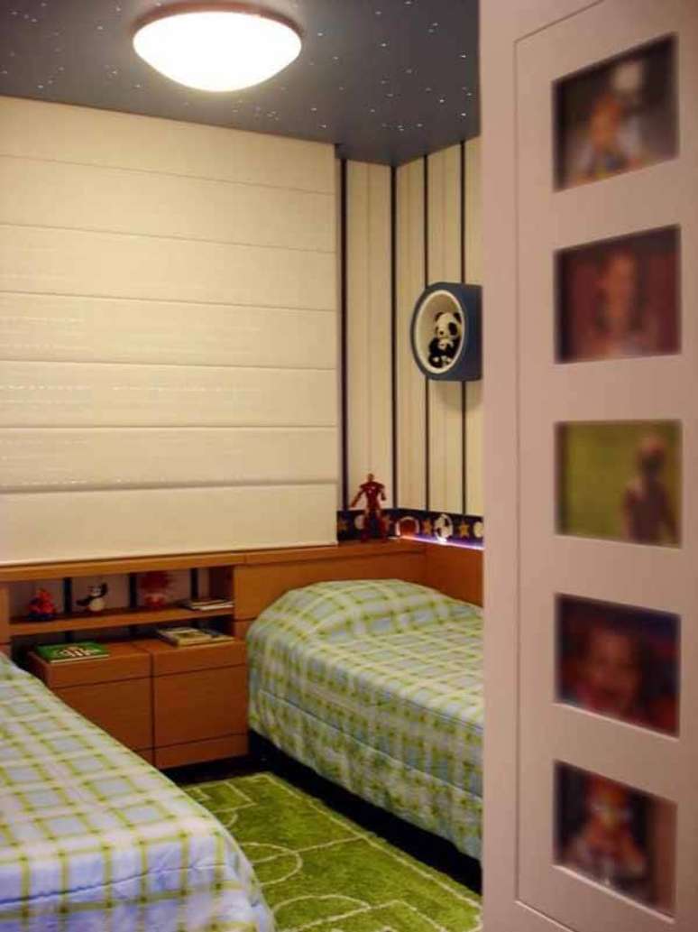 23- No quarto infantil planejado com duas camas, as cabeceiras embutidas t&ecirc;m ba&uacute;s para guardar roupas de cama. Fonte: Roberta Andreolla