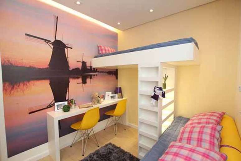 26- No quarto infantil planejado com duas camas, a escrivaninha foi colocada parcialmente sob uma das camas. Fonte: Priscila Dalzochio