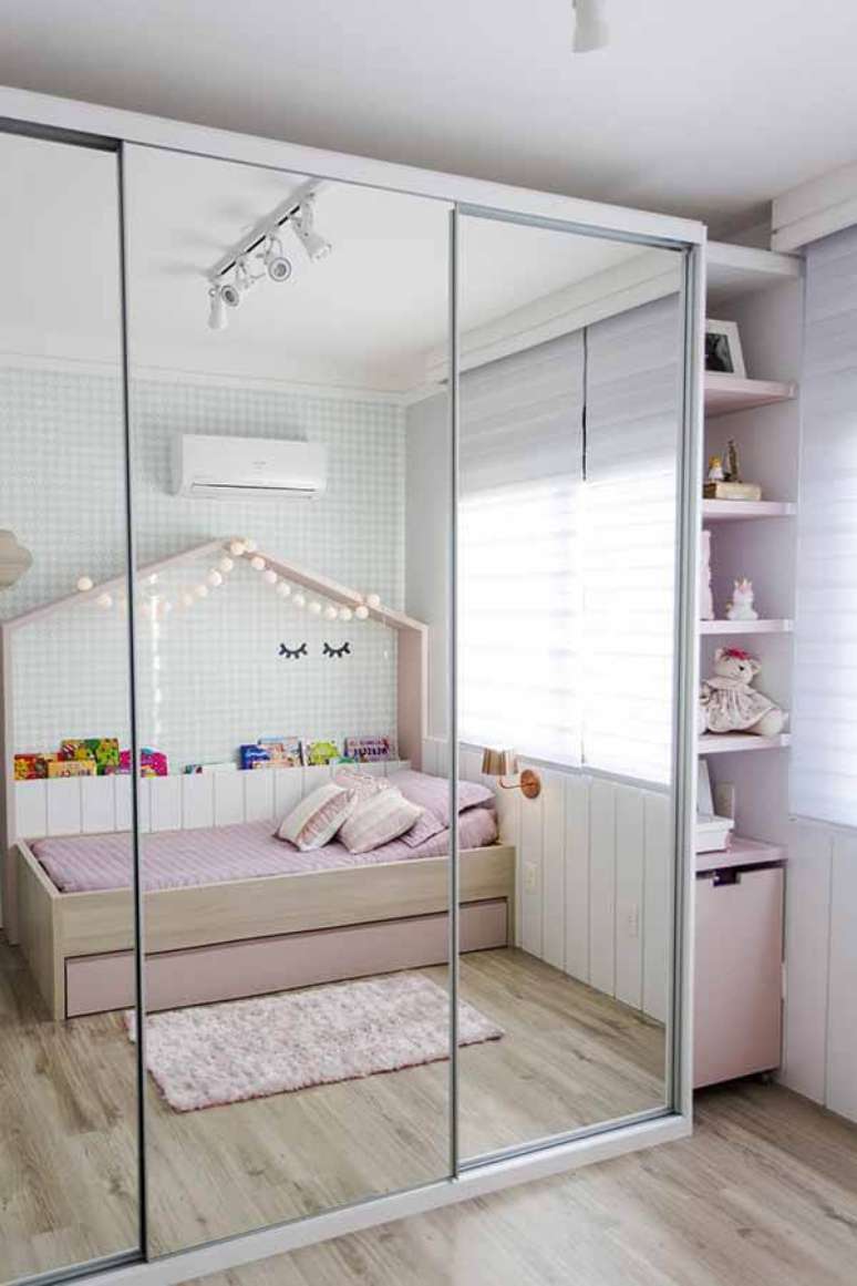 30- O quarto infantil planejado tem bicama e armário espelhado. Fonte: Nathalia Bilibio Schwinn