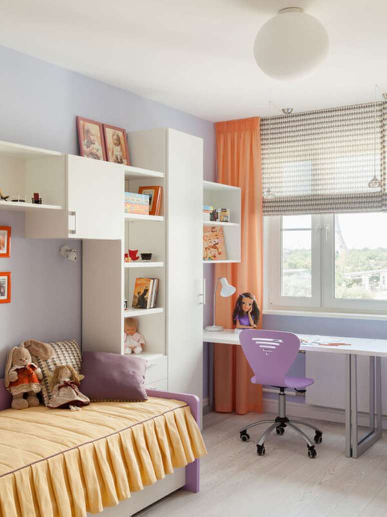 31- O quarto infantil planejado com estantes e armários tem escrivaninha embutida em frente à janela. Fonte: Houzz
