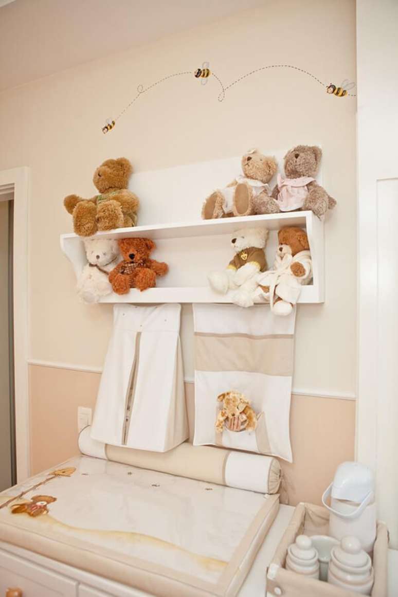 32- O quarto infantil planejado para bebê utiliza o gaveteiro como trocador. Fonte: Lucia Tacla
