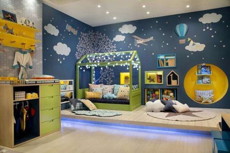 33- O quarto infantil planejado para beb&ecirc; tem caminha em formato de casinha com ilumina&ccedil;&atilde;o. Fonte: Pinterest
