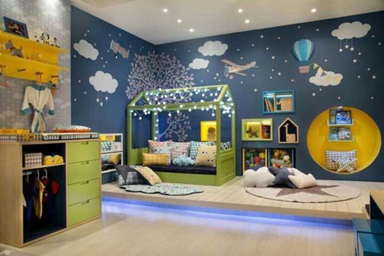 33- O quarto infantil planejado para bebê tem caminha em formato de casinha com iluminação. Fonte: Pinterest