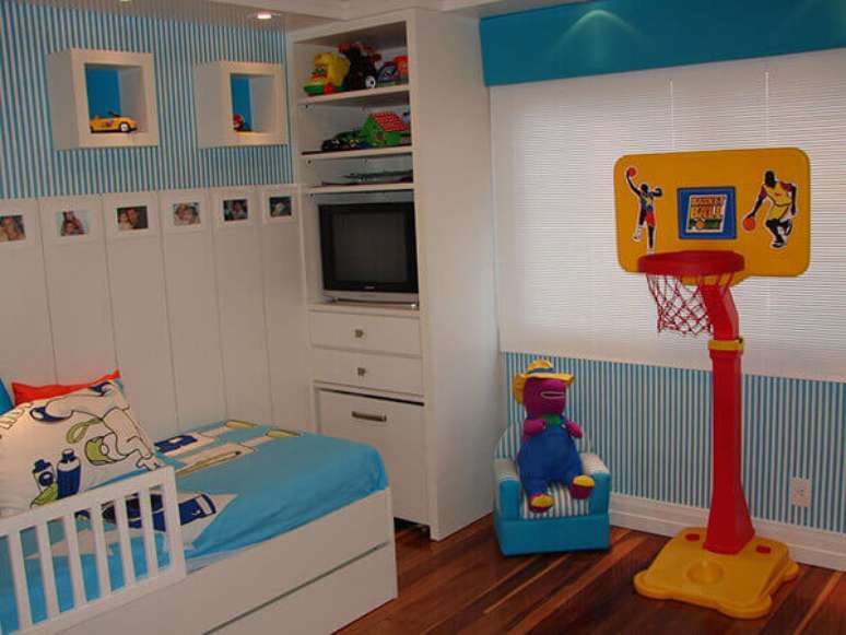 35- O quarto infantil planejado tem estante com tv, gavetas e nichos. Fonte: L&iacute;via Gobetti