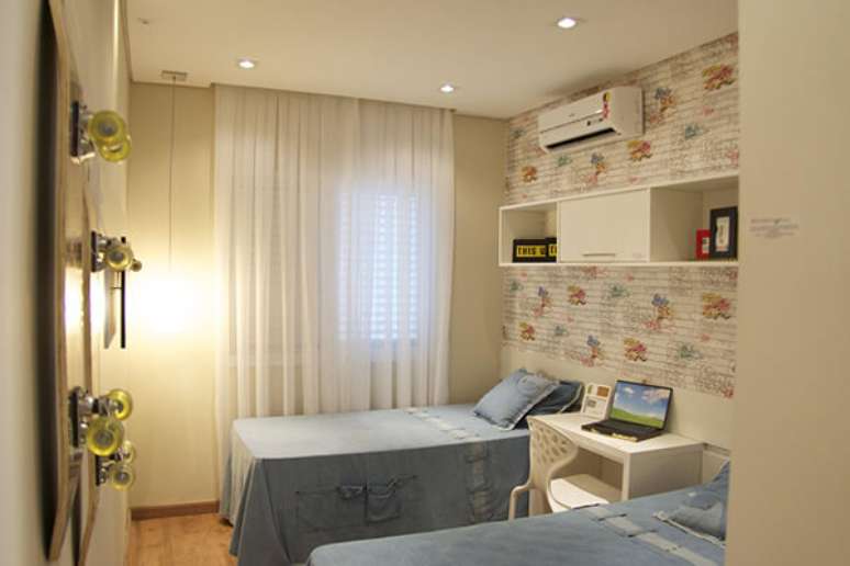 41- O quarto infantil planejado com duas camas tem escrivaninha e nicho sobre os leitos. Fonte: Elaine Benedetti