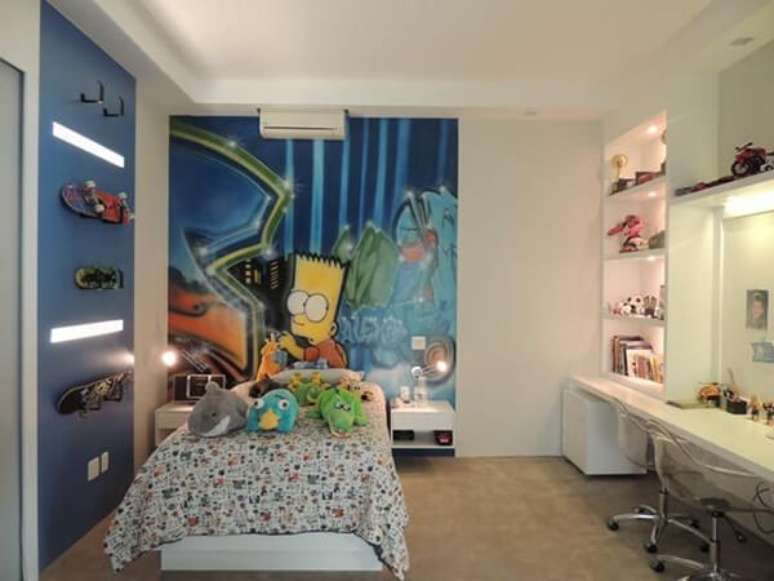 42- No quarto infantil planejado, a escrivaninha &eacute; embutida na parede com nichos iluminados. Fonte: Karina Correa Santos