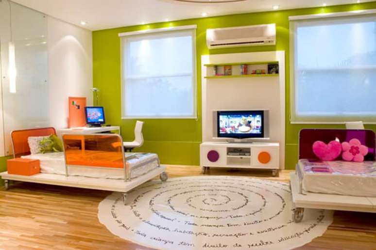 43- No quarto infantil planejado, as camas, painel e rack da tv t&ecirc;m rodinhas para modificar a decora&ccedil;&atilde;o do ambiente. Fonte: Mar&iacute;lia Veiga