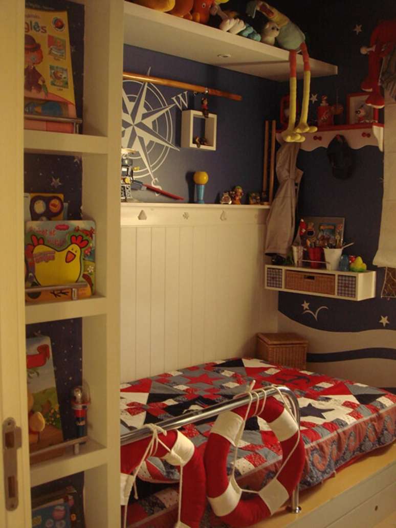 44- No quarto infantil planejado em estilo náutico, os nichos e prateleiras organizam o espaço. Fonte: Leandra Saldanha