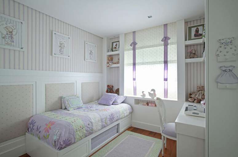 47- No quarto infantil planejado lilás, o armário tem escrivaninha com prateleiras. Fonte: Andrea Teixeira & Fernanda Negrelli